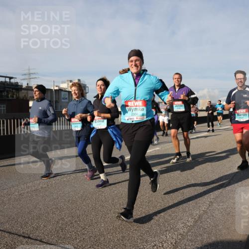 03.10.2025 - Köhlbrandbrückenlauf Lena Gebhardt http://msf.ph/oto/9078526 03.10.2025 10:03:05 Position 2 2304, 1147, 2078, 3151 meine-sportfotos.de