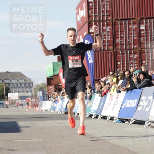 03.10.2025 - Köhlbrandbrückenlauf Jannik Wohlers http://msf.ph/oto/9078527 03.10.2025 12:48:59 Ziel 5797, 6240 meine-sportfotos.de