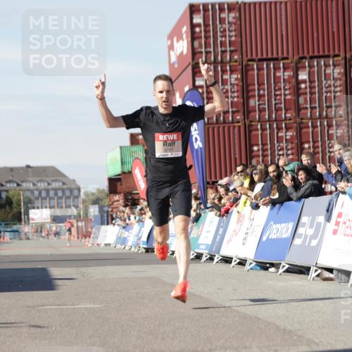 03.10.2025 - Köhlbrandbrückenlauf Jannik Wohlers http://msf.ph/oto/9078541 03.10.2025 12:48:59 Ziel 5797, 6240 meine-sportfotos.de