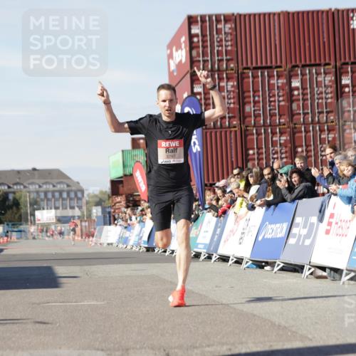 03.10.2025 - Köhlbrandbrückenlauf Jannik Wohlers http://msf.ph/oto/9078551 03.10.2025 12:48:59 Ziel 5797, 6240 meine-sportfotos.de