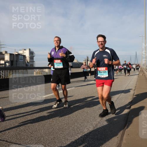 03.10.2025 - Köhlbrandbrückenlauf Lena Gebhardt http://msf.ph/oto/9078563 03.10.2025 10:03:05 Position 2 1147, 3430, 3151 meine-sportfotos.de