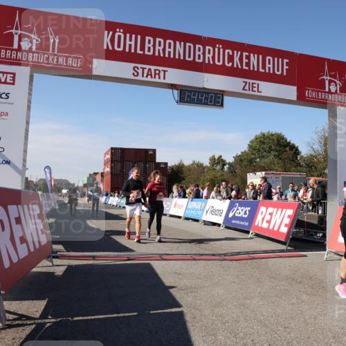 03.10.2025 - Köhlbrandbrückenlauf Lena Gebhardt http://msf.ph/oto/9078567 03.10.2025 13:44:04 Ziel 4295, 5415, 5416, 5445, 6010, 6011, 6550 meine-sportfotos.de