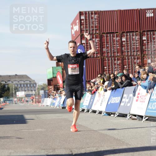 03.10.2025 - Köhlbrandbrückenlauf Jannik Wohlers http://msf.ph/oto/9078572 03.10.2025 12:48:59 Ziel 5797, 6240 meine-sportfotos.de