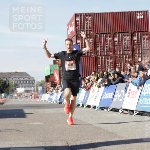 03.10.2025 - Köhlbrandbrückenlauf Jannik Wohlers http://msf.ph/oto/9078591 03.10.2025 12:48:59 Ziel 5797, 6240 meine-sportfotos.de