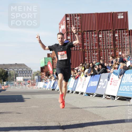 03.10.2025 - Köhlbrandbrückenlauf Jannik Wohlers http://msf.ph/oto/9078599 03.10.2025 12:48:59 Ziel 5797, 6240 meine-sportfotos.de