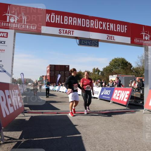 03.10.2025 - Köhlbrandbrückenlauf Lena Gebhardt http://msf.ph/oto/9078603 03.10.2025 13:44:05 Ziel 4295, 5415, 5416, 5445, 6010, 6011, 6550 meine-sportfotos.de