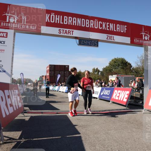 03.10.2025 - Köhlbrandbrückenlauf Lena Gebhardt http://msf.ph/oto/9078608 03.10.2025 13:44:05 Ziel 4295, 5415, 5416, 5445, 6010, 6011, 6550 meine-sportfotos.de