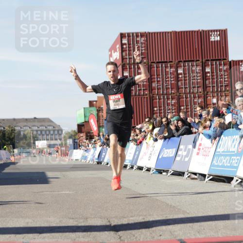 03.10.2025 - Köhlbrandbrückenlauf Jannik Wohlers http://msf.ph/oto/9078615 03.10.2025 12:48:59 Ziel 5797, 6240 meine-sportfotos.de