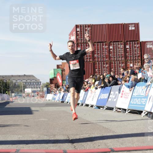 03.10.2025 - Köhlbrandbrückenlauf Jannik Wohlers http://msf.ph/oto/9078627 03.10.2025 12:49:00 Ziel 5797, 6240 meine-sportfotos.de