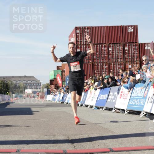 03.10.2025 - Köhlbrandbrückenlauf Jannik Wohlers http://msf.ph/oto/9078644 03.10.2025 12:49:00 Ziel 5797, 6240 meine-sportfotos.de