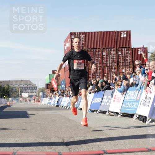 03.10.2025 - Köhlbrandbrückenlauf Jannik Wohlers http://msf.ph/oto/9078684 03.10.2025 12:49:00 Ziel 5797, 6240 meine-sportfotos.de