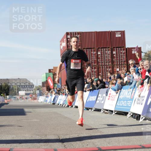 03.10.2025 - Köhlbrandbrückenlauf Jannik Wohlers http://msf.ph/oto/9078702 03.10.2025 12:49:00 Ziel 5797, 6240 meine-sportfotos.de