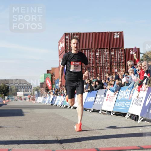 03.10.2025 - Köhlbrandbrückenlauf Jannik Wohlers http://msf.ph/oto/9078721 03.10.2025 12:49:00 Ziel 5797, 6240 meine-sportfotos.de