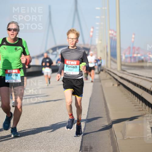 03.10.2025 - Köhlbrandbrückenlauf Jannik Wohlers http://msf.ph/oto/9078723 03.10.2025 09:46:02 Position 3 7, 2710, 2997 meine-sportfotos.de