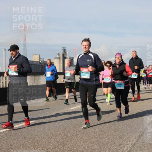 03.10.2025 - Köhlbrandbrückenlauf Lena Gebhardt http://msf.ph/oto/9078726 03.10.2025 10:03:10 Position 2 1382, 1845, 3147, 2829 meine-sportfotos.de