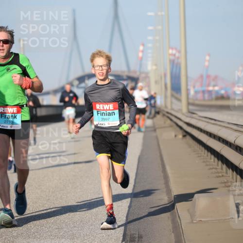 03.10.2025 - Köhlbrandbrückenlauf Jannik Wohlers http://msf.ph/oto/9078736 03.10.2025 09:46:02 Position 3 2710, 2997 meine-sportfotos.de