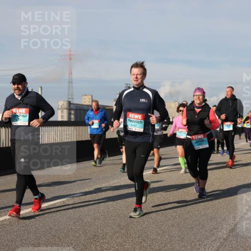 03.10.2025 - Köhlbrandbrückenlauf Lena Gebhardt http://msf.ph/oto/9078742 03.10.2025 10:03:10 Position 2 182, 3147, 2829 meine-sportfotos.de