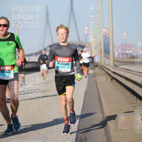 03.10.2025 - Köhlbrandbrückenlauf Jannik Wohlers http://msf.ph/oto/9078744 03.10.2025 09:46:02 Position 3 2710, 2997 meine-sportfotos.de