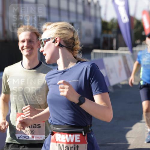 03.10.2025 - Köhlbrandbrückenlauf Jannik Wohlers http://msf.ph/oto/9078797 03.10.2025 13:17:37 Ziel 4012, 4645, 4686, 4746, 4818, 5339, 5906, 5909, 6069, 6388, 6710 meine-sportfotos.de
