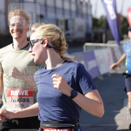 03.10.2025 - Köhlbrandbrückenlauf Jannik Wohlers http://msf.ph/oto/9078821 03.10.2025 13:17:37 Ziel 4012, 4645, 4686, 4746, 4818, 5339, 5906, 5909, 6069, 6388, 6710 meine-sportfotos.de