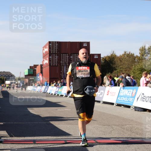 03.10.2025 - Köhlbrandbrückenlauf Lena Gebhardt http://msf.ph/oto/9078843 03.10.2025 13:44:14 Ziel 4906, 5415, 5416, 6010, 6011 meine-sportfotos.de