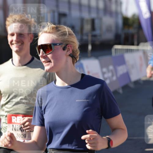 03.10.2025 - Köhlbrandbrückenlauf Jannik Wohlers http://msf.ph/oto/9078866 03.10.2025 13:17:37 Ziel 4012, 4645, 4686, 4746, 4818, 5339, 5906, 5909, 6069, 6388, 6710 meine-sportfotos.de
