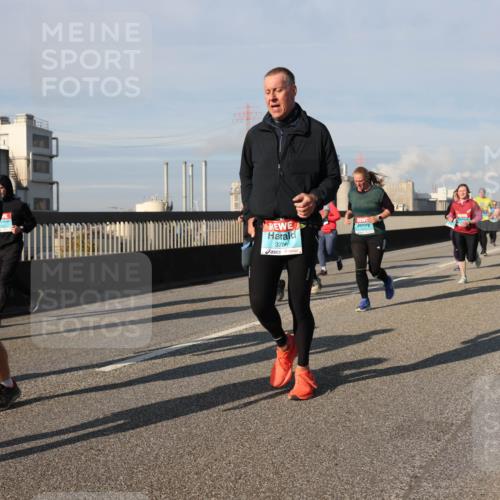 03.10.2025 - Köhlbrandbrückenlauf Lena Gebhardt http://msf.ph/oto/9078867 03.10.2025 10:03:13 Position 2 3027, 3706 meine-sportfotos.de