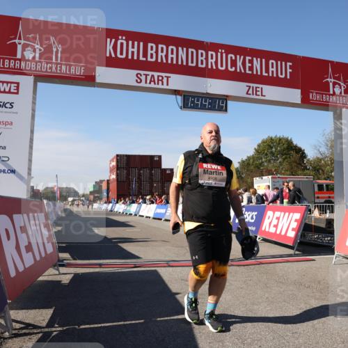 03.10.2025 - Köhlbrandbrückenlauf Lena Gebhardt http://msf.ph/oto/9078890 03.10.2025 13:44:15 Ziel 4906, 5415, 5416 meine-sportfotos.de