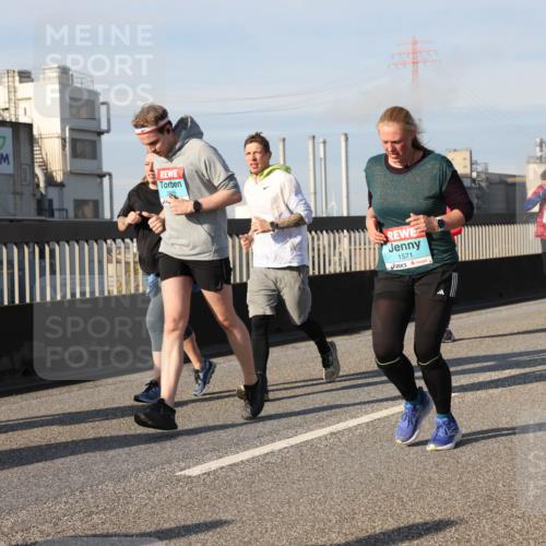 03.10.2025 - Köhlbrandbrückenlauf Lena Gebhardt http://msf.ph/oto/9078902 03.10.2025 10:03:15 Position 2 255, 1571 meine-sportfotos.de