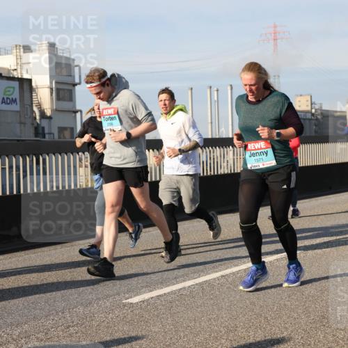 03.10.2025 - Köhlbrandbrückenlauf Lena Gebhardt http://msf.ph/oto/9078908 03.10.2025 10:03:15 Position 2 737, 2556, 1571 meine-sportfotos.de