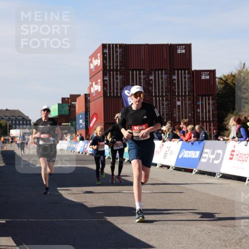 03.10.2025 - Köhlbrandbrückenlauf Lena Gebhardt http://msf.ph/oto/9078914 03.10.2025 13:44:25 Ziel 5904, 5905, 6257, 6258 meine-sportfotos.de