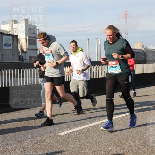 03.10.2025 - Köhlbrandbrückenlauf Lena Gebhardt http://msf.ph/oto/9078917 03.10.2025 10:03:15 Position 2 2556, 1571 meine-sportfotos.de