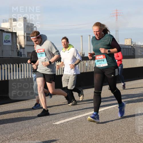 03.10.2025 - Köhlbrandbrückenlauf Lena Gebhardt http://msf.ph/oto/9078921 03.10.2025 10:03:15 Position 2 2556, 1571 meine-sportfotos.de