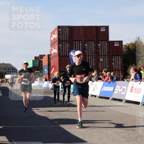 03.10.2025 - Köhlbrandbrückenlauf Lena Gebhardt http://msf.ph/oto/9078926 03.10.2025 13:44:25 Ziel 5904, 5905, 6257, 6258 meine-sportfotos.de