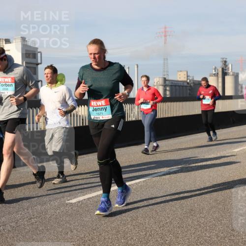 03.10.2025 - Köhlbrandbrückenlauf Lena Gebhardt http://msf.ph/oto/9078927 03.10.2025 10:03:15 Position 2 2556, 1571, 2028 meine-sportfotos.de