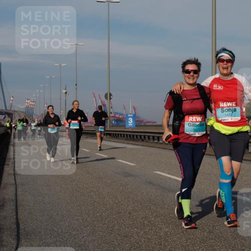 03.10.2025 - Köhlbrandbrückenlauf Fabian Wolf http://msf.ph/oto/9078928 03.10.2025 10:16:52 Position 3 3, 3412, 3413 meine-sportfotos.de