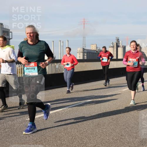 03.10.2025 - Köhlbrandbrückenlauf Lena Gebhardt http://msf.ph/oto/9078932 03.10.2025 10:03:15 Position 2 2556, 1571, 3661 meine-sportfotos.de
