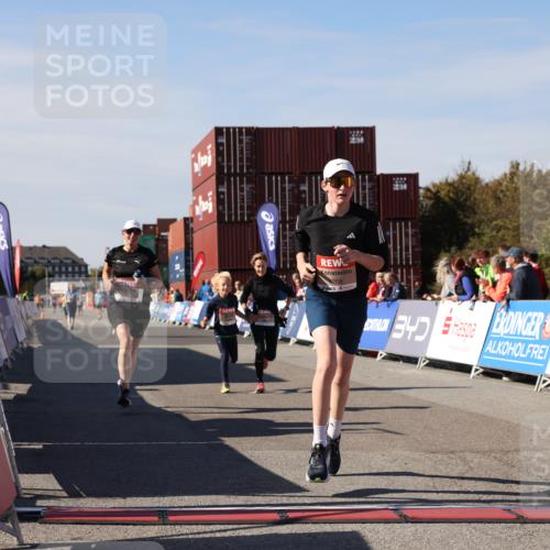 03.10.2025 - Köhlbrandbrückenlauf Lena Gebhardt http://msf.ph/oto/9078936 03.10.2025 13:44:26 Ziel 5904, 5905, 6257, 6258 meine-sportfotos.de