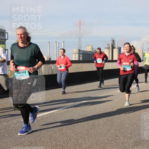 03.10.2025 - Köhlbrandbrückenlauf Lena Gebhardt http://msf.ph/oto/9078938 03.10.2025 10:03:15 Position 2 2556, 1571, 3661 meine-sportfotos.de