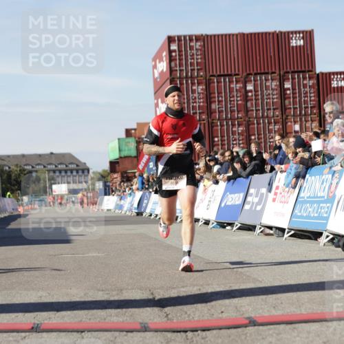 03.10.2025 - Köhlbrandbrückenlauf Jannik Wohlers http://msf.ph/oto/9078940 03.10.2025 12:49:17 Ziel 6514 meine-sportfotos.de