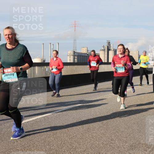 03.10.2025 - Köhlbrandbrückenlauf Lena Gebhardt http://msf.ph/oto/9078942 03.10.2025 10:03:15 Position 2 1571, 2028, 3661, 3660 meine-sportfotos.de