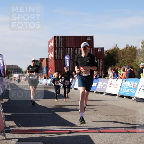 03.10.2025 - Köhlbrandbrückenlauf Lena Gebhardt http://msf.ph/oto/9078946 03.10.2025 13:44:26 Ziel 5904, 5905, 6257, 6258 meine-sportfotos.de