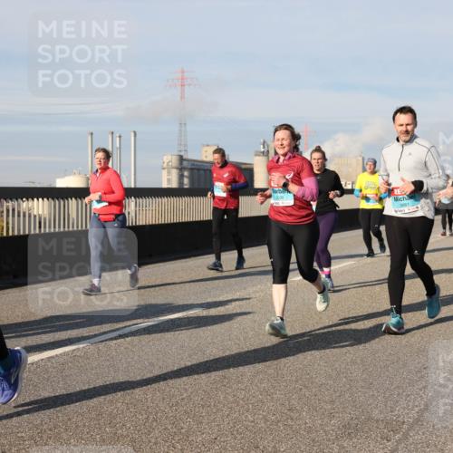 03.10.2025 - Köhlbrandbrückenlauf Lena Gebhardt http://msf.ph/oto/9078948 03.10.2025 10:03:15 Position 2 1571, 2028, 255, 3661, 3660 meine-sportfotos.de