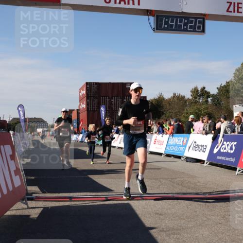 03.10.2025 - Köhlbrandbrückenlauf Lena Gebhardt http://msf.ph/oto/9078951 03.10.2025 13:44:26 Ziel 5904, 5905, 6257, 6258 meine-sportfotos.de