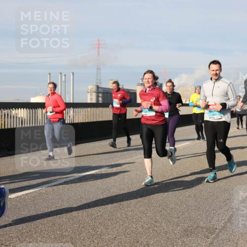 03.10.2025 - Köhlbrandbrückenlauf Lena Gebhardt http://msf.ph/oto/9078954 03.10.2025 10:03:16 Position 2 1571, 3661, 3660 meine-sportfotos.de