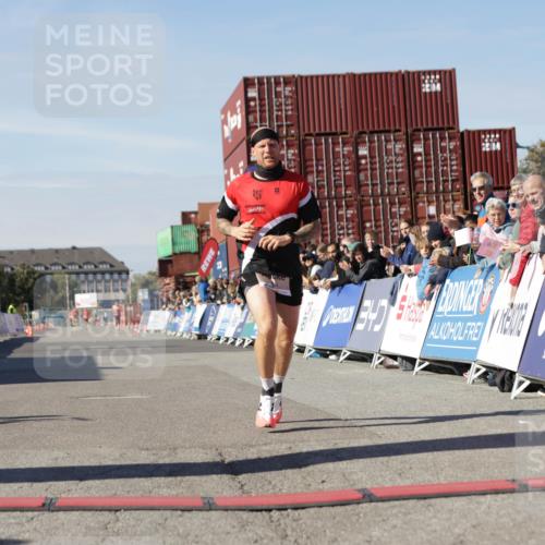 03.10.2025 - Köhlbrandbrückenlauf Jannik Wohlers http://msf.ph/oto/9078956 03.10.2025 12:49:17 Ziel 6514 meine-sportfotos.de