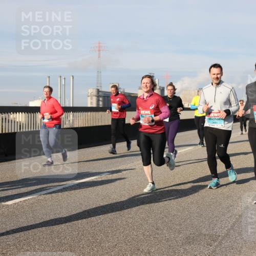 03.10.2025 - Köhlbrandbrückenlauf Lena Gebhardt http://msf.ph/oto/9078961 03.10.2025 10:03:16 Position 2 3661, 3660 meine-sportfotos.de