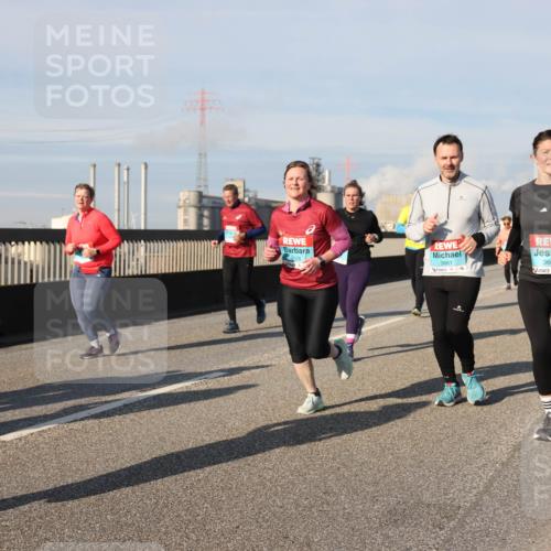 03.10.2025 - Köhlbrandbrückenlauf Lena Gebhardt http://msf.ph/oto/9078965 03.10.2025 10:03:16 Position 2 3661, 3660 meine-sportfotos.de