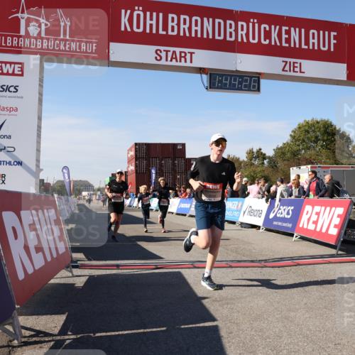 03.10.2025 - Köhlbrandbrückenlauf Lena Gebhardt http://msf.ph/oto/9078969 03.10.2025 13:44:26 Ziel 5904, 5905, 6257, 6258 meine-sportfotos.de
