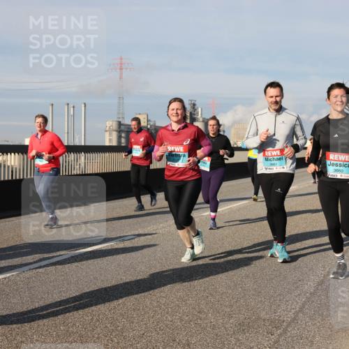 03.10.2025 - Köhlbrandbrückenlauf Lena Gebhardt http://msf.ph/oto/9078974 03.10.2025 10:03:16 Position 2 3661, 3660 meine-sportfotos.de
